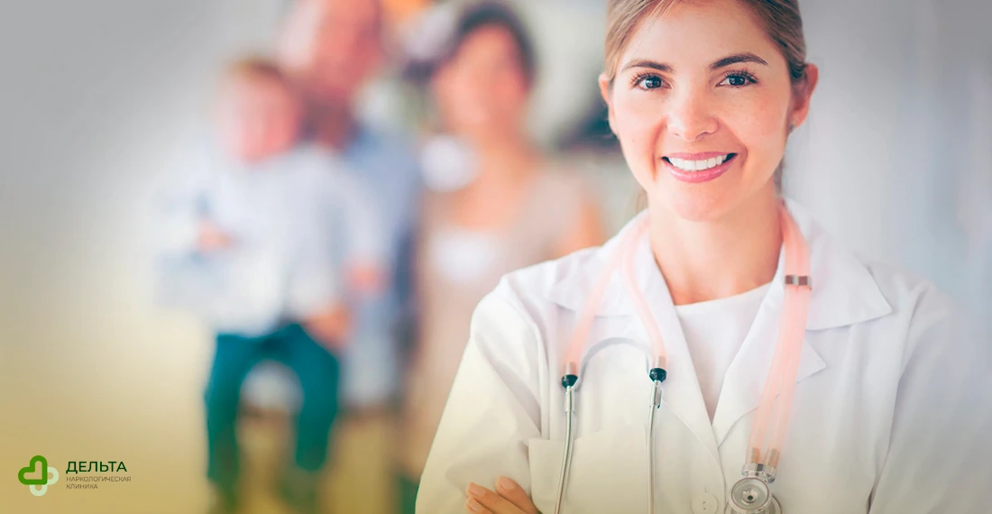 Женщина-врач улыбается